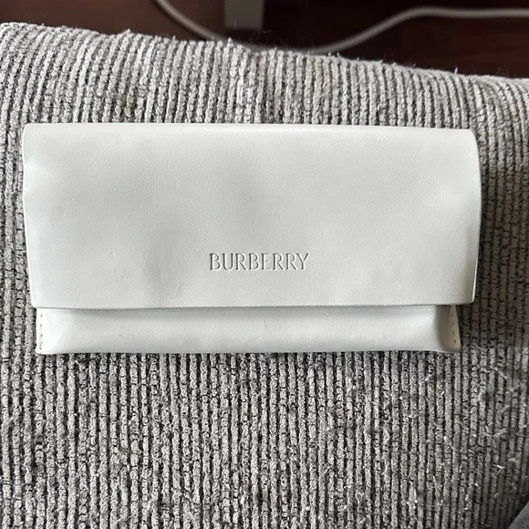 Burberry white glasses case black velvet interior - Picture 1 of 3